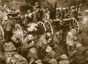 Hora ocupada en las cocinas de campaña portátiles en el Ancre, 1914-19 de English Photographer